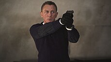 Daniel Craig jako James Bond ve filmu Není �as zem�ít