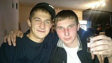 Zavradný 32letý Oleg Sviridov (vlevo), v jeho mobilu se nael zábry ze...
