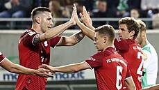 Thomas Müller (vpravo) z Bayernu Mnichov slaví se spoluhráči gól v zápase s...
