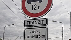Okružní křižovatka na náměstí v Lázních Bohdaneč ještě před zavedením zákazu tranzitu kamionů směrem k dálnici D11. 