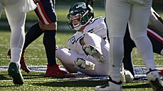 Zach Wilson z New York Jets se snaí zvednout v zápase s New England Patriots.