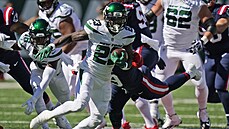 Tevin Coleman (23) z New York Jets útoí v utkání s New England Patriots.