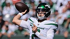 Zach Wilson z New York Jets v zápase s New England Patriots