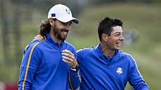 Viktor Hovland (vlevo) a Tommy Fleetwood z evropského výbru bhem Ryder Cupu