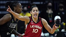 Kelsey Plumová v dresu Las Vegas Aces v zápase se Seattle Storm
