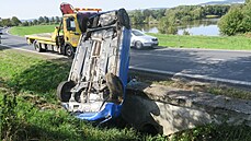 Silně opilý řidič nezvládl jízdu u Janovic nad Úhlavou. Auto skončilo...