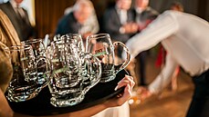 Pivo d�lá hezká t�la a krásné úsm�vy.