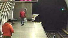 Agresor napadl mue u metra Hloubtín. Pátrá po nm policie