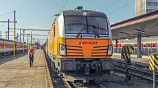 Lokomotiva Siemens Vectron společnosti Regiojet v čele vlaku RJ 1012 čeká v... | na serveru Lidovky.cz | aktuální zprávy