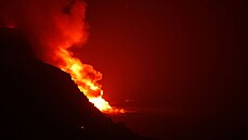 Proud lávy ze sopky na španělském ostrově La Palma, která začala být aktivní...