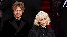 Finneas O'Connell a jeho sestra Billie Eilish na premiée filmu Není as zemít...