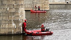 Policisté a hasiči hledají ve Vltavě nezvěstného muže, do řeky podle svědků...