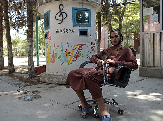 Bojovník Tálibánu v Afghánském národním hudebním institutu v Kábulu (14. záí...