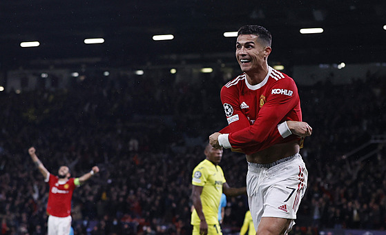 Cristiano Ronaldo slaví vítznou branku Manchesteru United v zápase Ligy mistr...