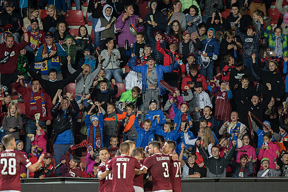 Fotbalisté Sparty slaví gól do sít Glasgow Rangers.