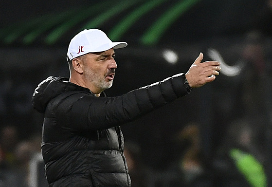 Slávistický trenér Jindich Trpiovský udává pokyny svým hrám.