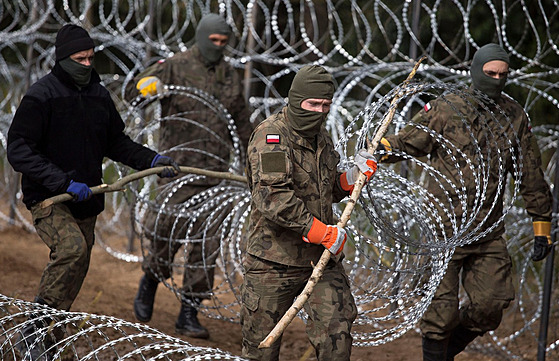 Polská pohraniní strá staví plot na hranicích s Bloruskem, kam míí zástupy...