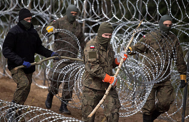 VIDEO: Migranti se dobývali z Běloruska do Polska. Na zteč vyrazili se žebříky