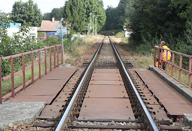 Nkolikacentimetrové vychýlení kolejí je patrné v úrovni stojícího mue.