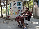 Bojovník Tálibánu v Afghánském národním hudebním institutu v Kábulu (14. záí...