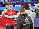 Stolní tenista Tomá Polanský slaví se spoluhrái postup do tvrtfinále...