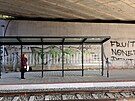 V Brn postavili raritu, psteek u tramvajov zastvky pod mostem