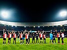 Fotbalisté Feyenoordu se zdraví s fanouky na stadionu De Kuip.
