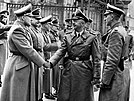 éf gestapa Heinrich Himmler (uprosted) a zastupující íský protektor...