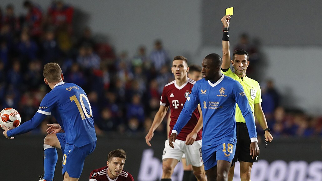Glen Kamara z Rangers dostává �lutou kartu v utkání proti Spart�.