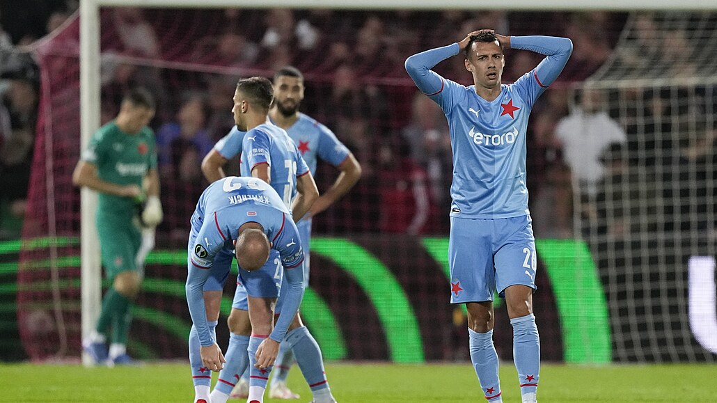 Zklamaní fotbalisté Slavie po prohe na stadionu Feyenoordu Rotterdam.