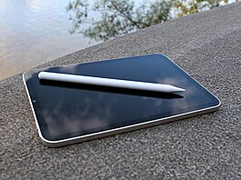 Malý iPad v esté generaci podporuje dotykové pero Apple Pencil 2, které je jen...
