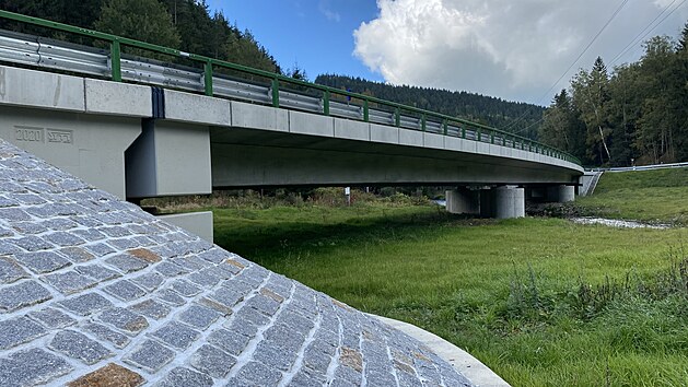 Nov kiovatka vetn sto metr dlouhho mostu pes Svatavu na trase ze Sokolova do Kraslic v Anenskm dol.