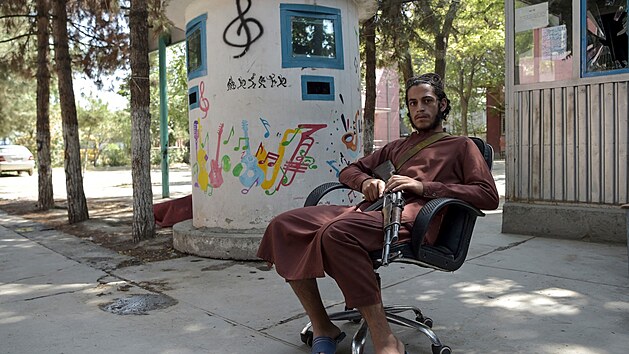Bojovnk Tlibnu v Afghnskm nrodnm hudebnm institutu v Kbulu (14. z 2021)