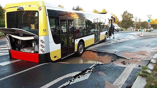 V de ve vozovce uvzl autobus.