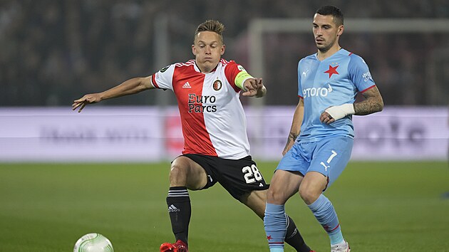 Jens Toornstra z Feyenoordu a Nico Stanciu ze Slavie v zpase Evropsk ligy.