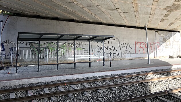 Na tramvajové trati v Brně ve Starém Lískovci narazí cestující nejen na nově opravená nástupiště, ale také na jeden nezvyklý přístřešek u zastávky. Je totiž pod mostem. (30. září 2021)