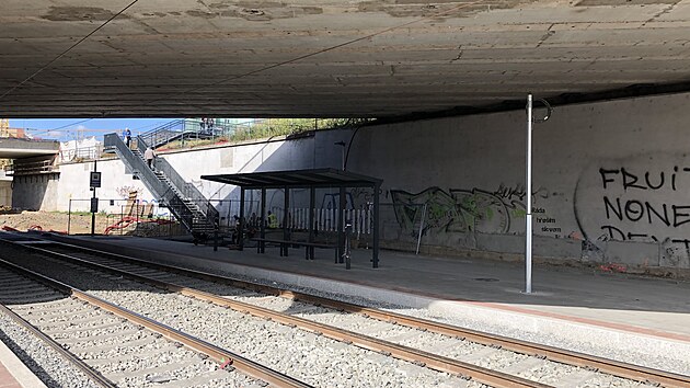 Na tramvajové trati v Brně ve Starém Lískovci narazí cestující nejen na nově opravená nástupiště, ale také na jeden nezvyklý přístřešek u zastávky. Je totiž pod mostem. (30. září 2021)