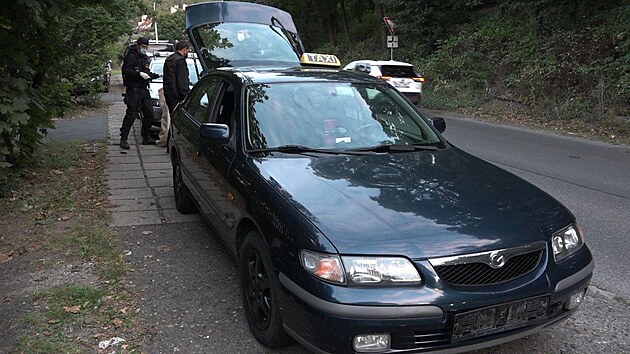 Policistm znm recidivista se dvma zkazy zen dil kraden vozidlo, kter oznail jako vz taxisluby.
