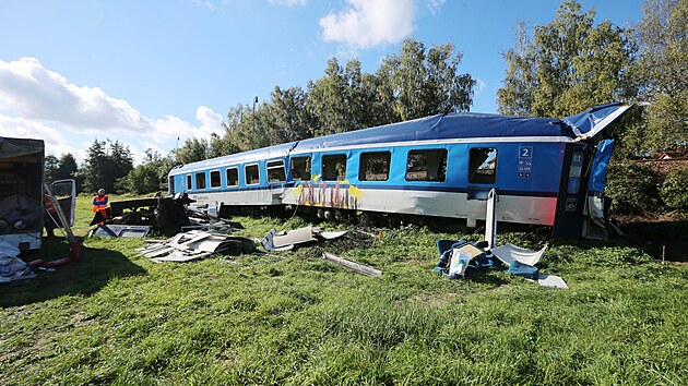 V Milavčích pokračuje demontáží interiéru likvidace železničního vagonu, který zůstal vedle kolejí po srpnové srážce vlaků. (30. 9. 2021)