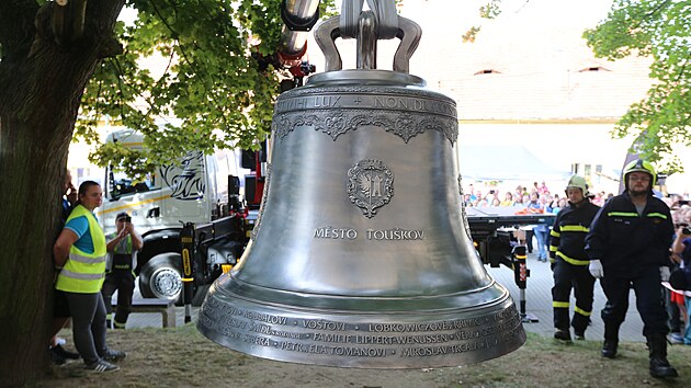 Do kostela  Narození sv. Jana Křtitele v Městě Touškově se po více než sto letech vrátil zvon. Ten původní byl v roce 1916 zrekvírován pro válečné účely. (28. 9. 2021)