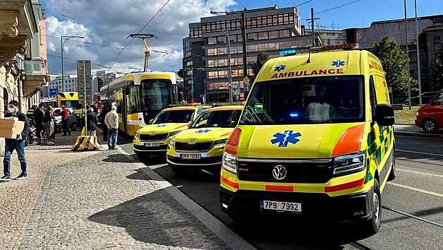 K nehodě tramvaje s osobním autem v Plzni vyjížděly všechny složky IZS.