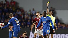 Glen Kamara z Rangers dostává lutou kartu v utkání proti Spart.