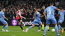 Orkun Kökcü (Feyenoord) otevírá skóre v duelu se Slavií.