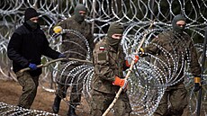 Polská pohraniční stráž staví plot na hranicích s Běloruskem, kam míří zástupy...
