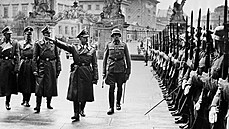 �éf gestapa Heinrich Himmler (uprost�ed) a zastupující �í�ský protektor...