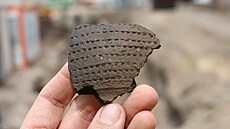 �ást zdobené keramické nádoby pocházející z 1. poloviny 13. století.