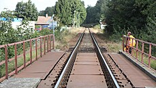 N�kolikacentimetrové vychýlení kolejí je patrné v úrovni stojícího mu�e.