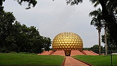 Zlatavě zářící kupole, tzv. Matrimandir, v indickém utopickém městě Auroville
