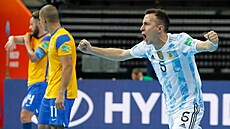 Argentinský futsalista Maximiliano Rescia slaví trefu proti Brazílii.