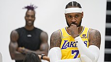 Carmelo Anthony (v pop�edí) a Dwight Howard z Los Angeles Lakers b�hem pln�ní...